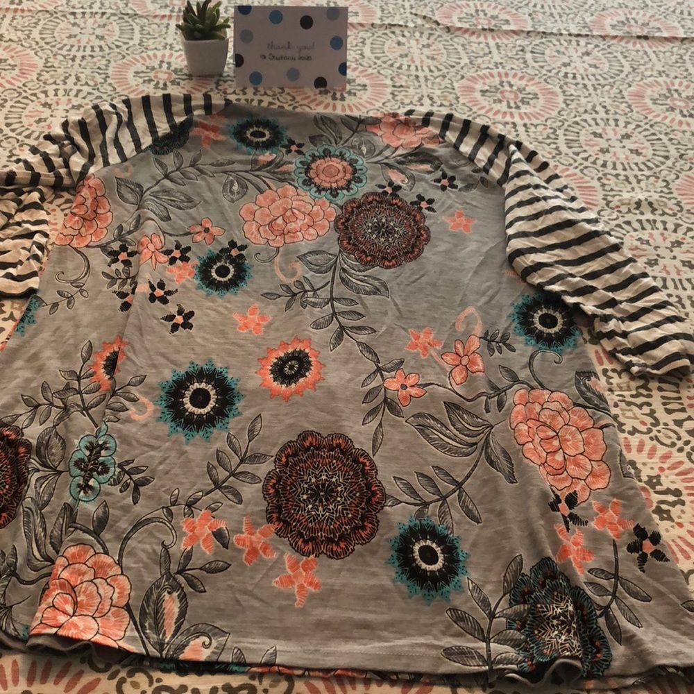 Beautiful top - Picture 5 of 5